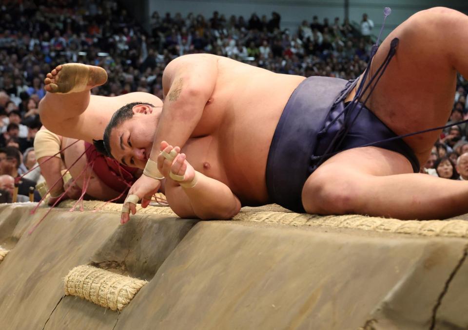 大栄翔（奥）にはたき込みで敗れた豊昇龍（撮影・中田匡峻）