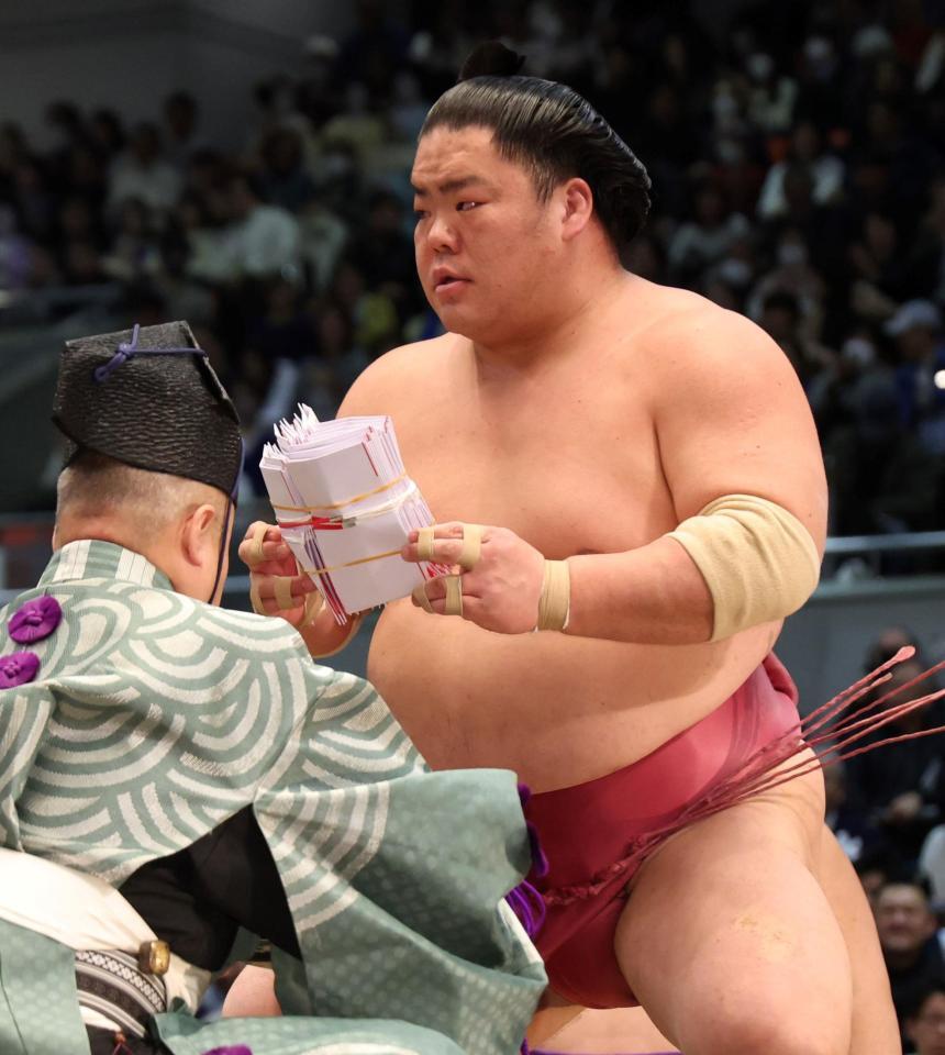 豊昇龍をはたき込みで破り、懸賞金の束を受け取る大栄翔（撮影・中田匡峻）