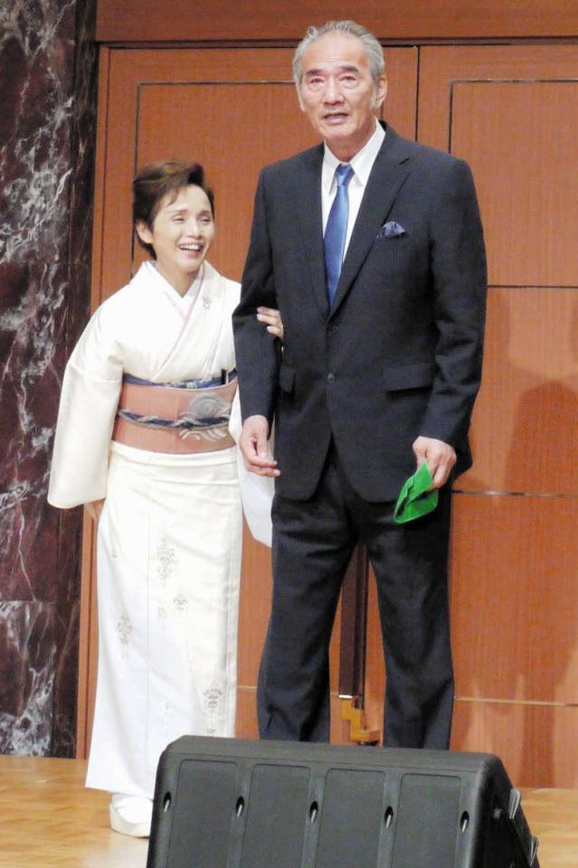 女将の高田みづえ夫人（右）とあいさつする元大関若嶋津の日高六男さん＝２０１９年６月