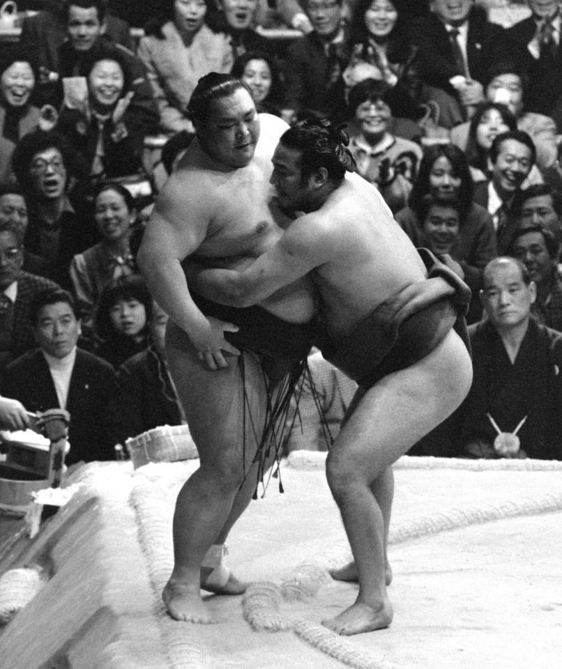 北の湖（左）を破り初優勝を決めた若嶋津＝８４年３月