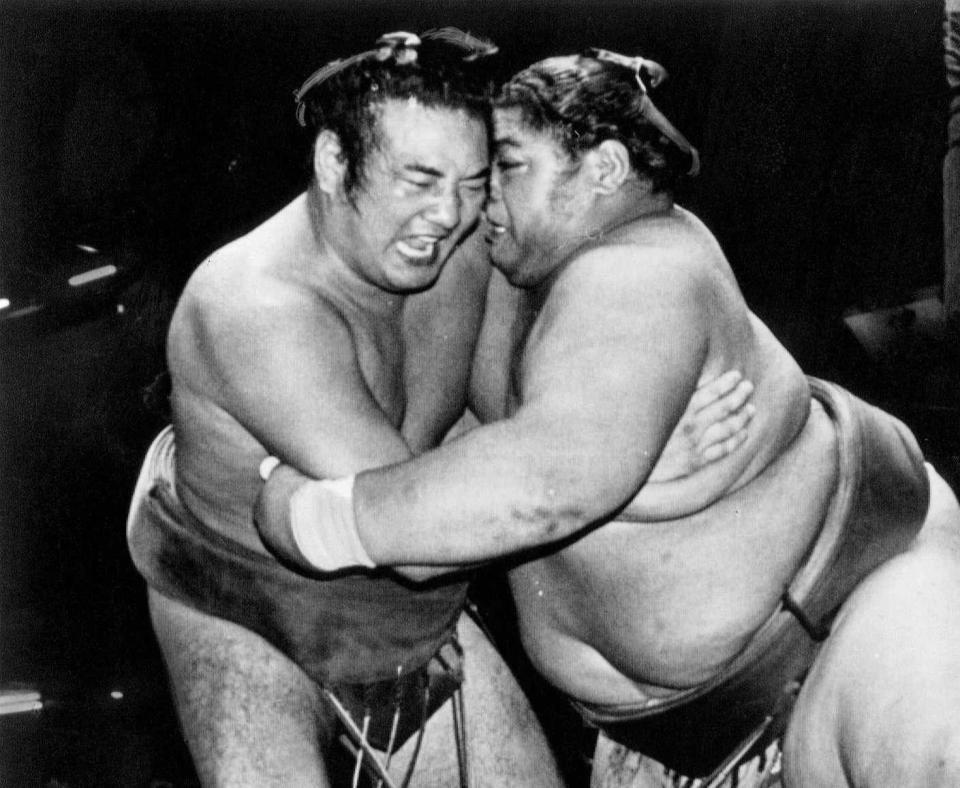 小錦と対戦する若嶋津＝８４年９月