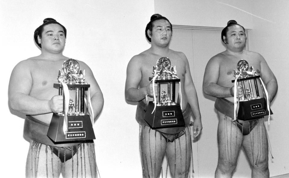 九州場所（左から）殊勲賞の北天佑、技能賞の若島津、敢闘賞の大潮＝８２年１１月２８日