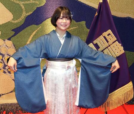 　日体大の卒業式に出席後、ポーズをとる藤波朱理