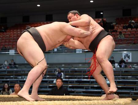 富豊（右）を寄り切りで破り、５連勝とした旭富士（撮影・中田匡峻）