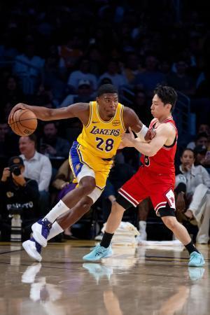 　レーカーズの八村塁（左）とブルズの河村勇輝＝１２日、ロサンゼルス（ＡＰ＝共同）