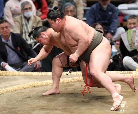 延原（右）を下手投げで破る炎鵬（撮影・中田匡峻）