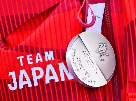 　点字が刻まれたミラノ・コルティナ冬季パラリンピックのメダル＝１３日、イタリア・コルティナダンペッツォ（共同）