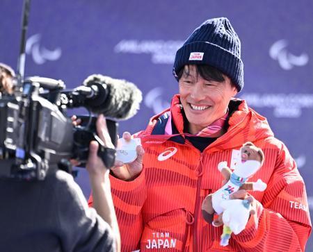 　スノーボード男子バンクドスラローム大腿障害の表彰式で、銀メダルとぬいぐるみを手にする小栗大地＝１３日、イタリア・コルティナダンペッツォ（共同）