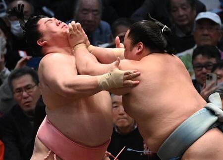 琴勝峰（右）が厳しく攻め、押し出しで宇良を破る