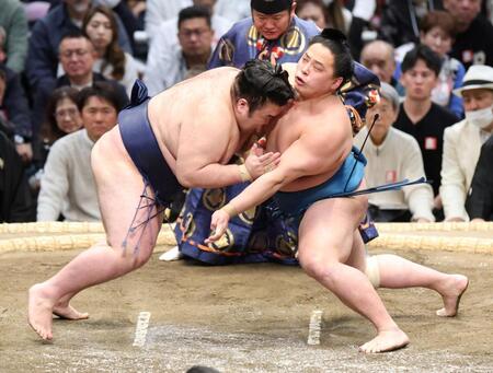 琴栄峰（右）に強烈な当たりを見せる豪ノ山（撮影・中田匡峻）
