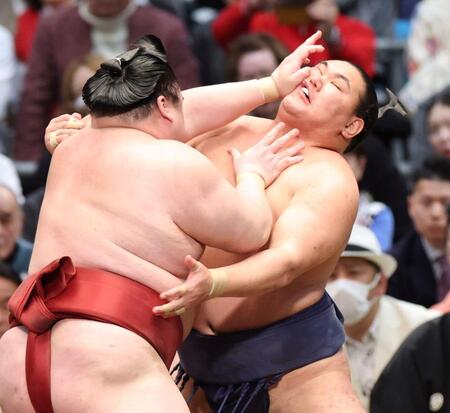 隆の勝（左）の攻めをこらえる豊昇龍（撮影・中田匡峻）