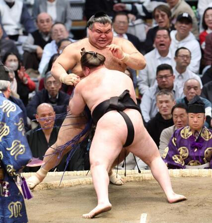 安青錦（手前）に押し出しで敗れる高安（撮影・中田匡峻）