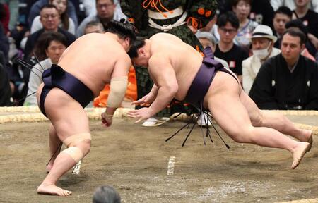 義ノ富士（右）を引き落としで破る若隆景（撮影・中田匡峻）