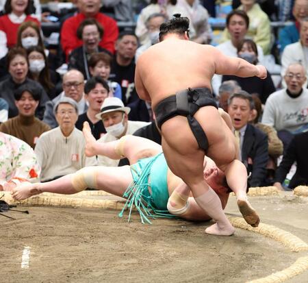 伯乃富士（手前）に上手捻りで敗れた一山本（撮影・中田匡峻）