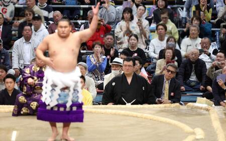 豊昇龍（手前）の横綱土俵入りを携帯で撮影する笑福亭鶴瓶（右端）＝撮影・中田匡峻　※写真の一部を加工しています