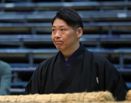 審判を務める放駒親方（撮影・中田匡峻）