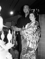 高田みづえさん（右）との結婚披露宴でケーキに入刀＝８５年９月　