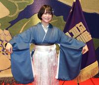 　日体大の卒業式に出席後、ポーズをとる藤波朱理