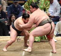 延原（右）の懐に入り込もうとする炎鵬（撮影・中田匡峻）