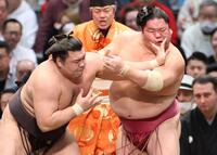 大栄翔（右）を攻める霧島（撮影・中田匡峻）