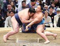 琴栄峰（右）に強烈な当たりを見せる豪ノ山（撮影・中田匡峻）