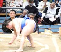 大相撲春場所９日目を観戦する笑福亭鶴瓶（白黒の服）。手前は出羽ノ龍に敗れた旭海雄（撮影・中田匡峻）