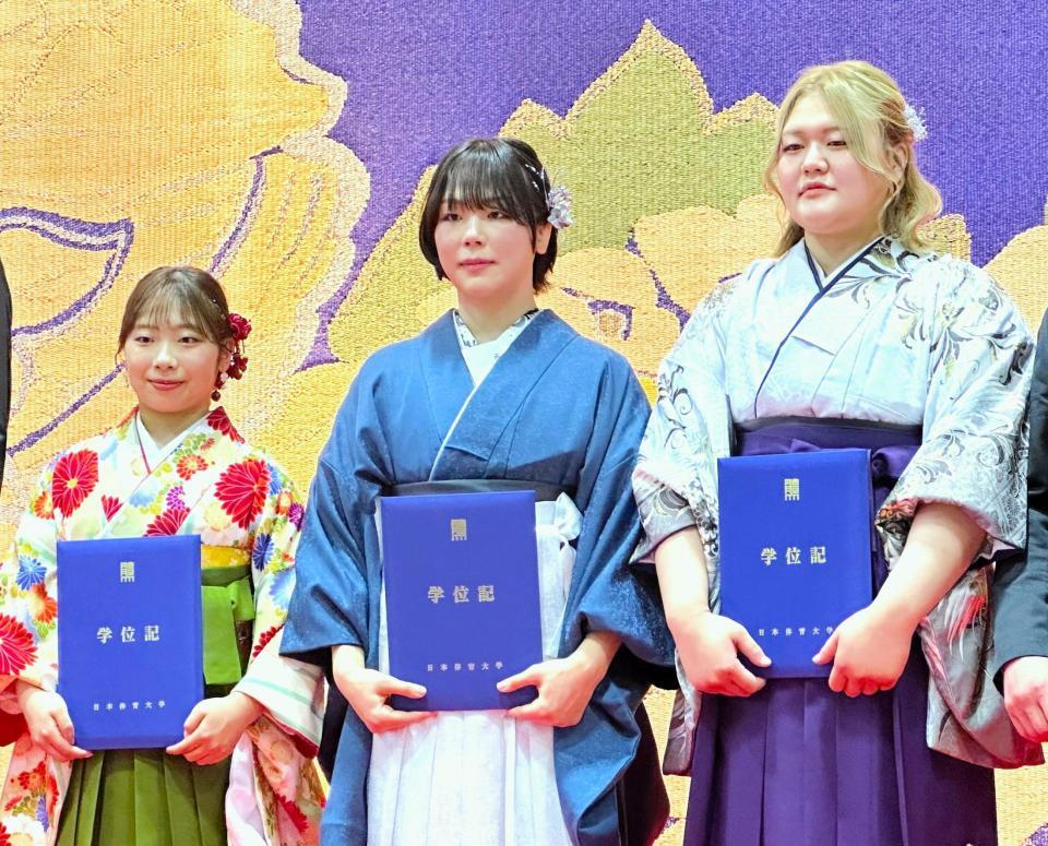 日体大カラーのはかまを着用した藤波朱理（中央）