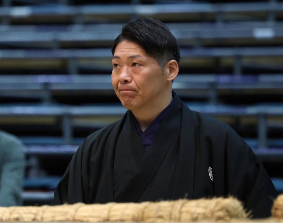 審判を務める放駒親方（撮影・中田匡峻）