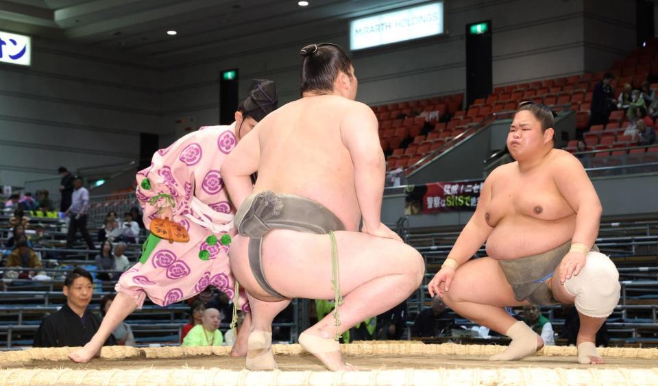 淡の海（手前）との取組に臨む道轟。左奥は師匠の放駒親方（撮影・中田匡峻）