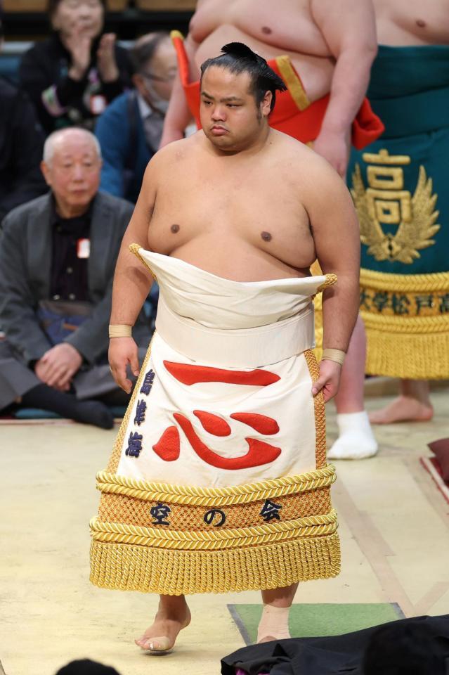 土俵入りを行う島津海（撮影・中田匡峻）