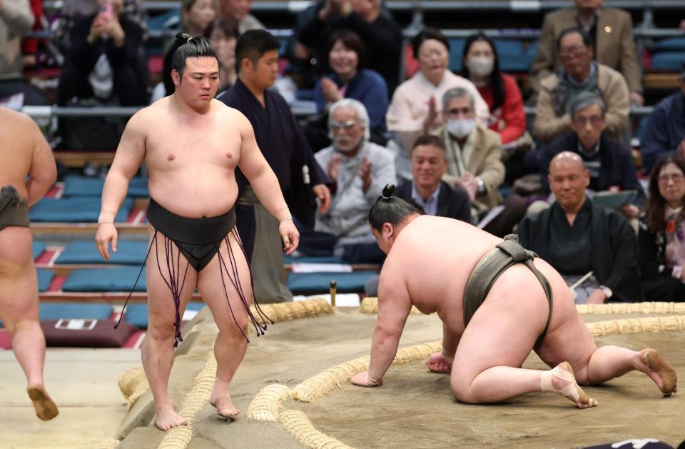 延原（右）を下手投げで破り、勝ち越しを決めた炎鵬（撮影・中田匡峻）