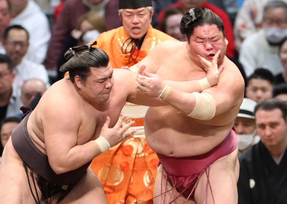 大栄翔（右）を攻める霧島（撮影・中田匡峻）