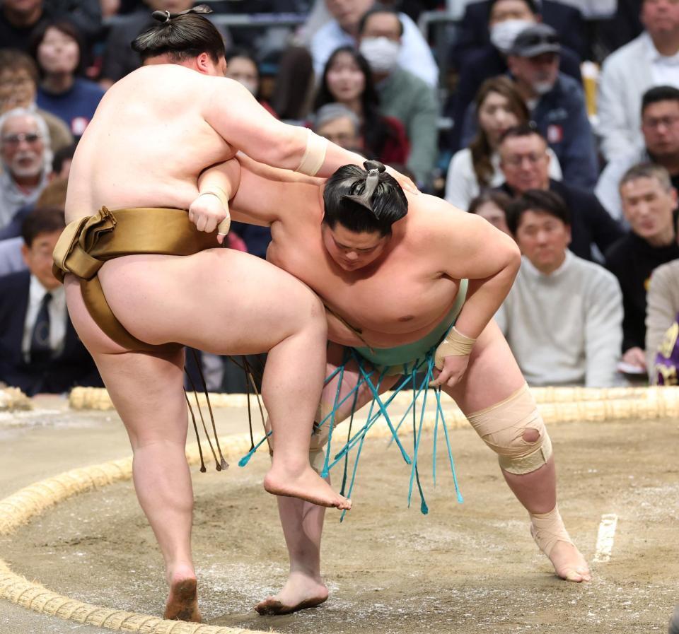 王鵬（左）を押し出しで下す琴桜（撮影・中田匡峻）