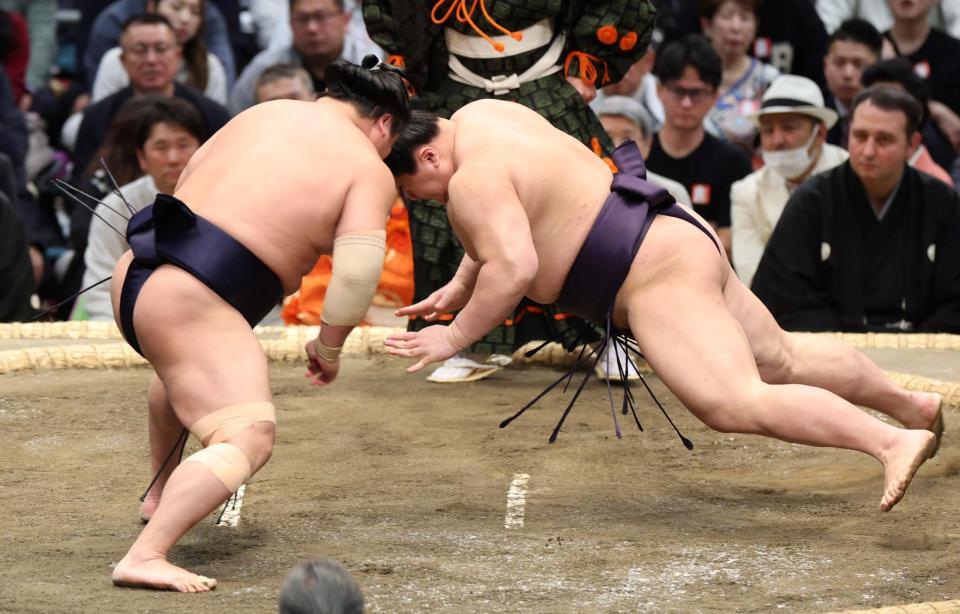 義ノ富士（右）を引き落としで破る若隆景（撮影・中田匡峻）