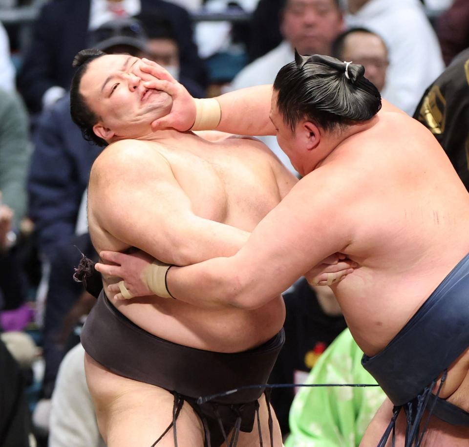 玉鷲（右）の攻めをこらえる朝乃山（撮影・中田匡峻）