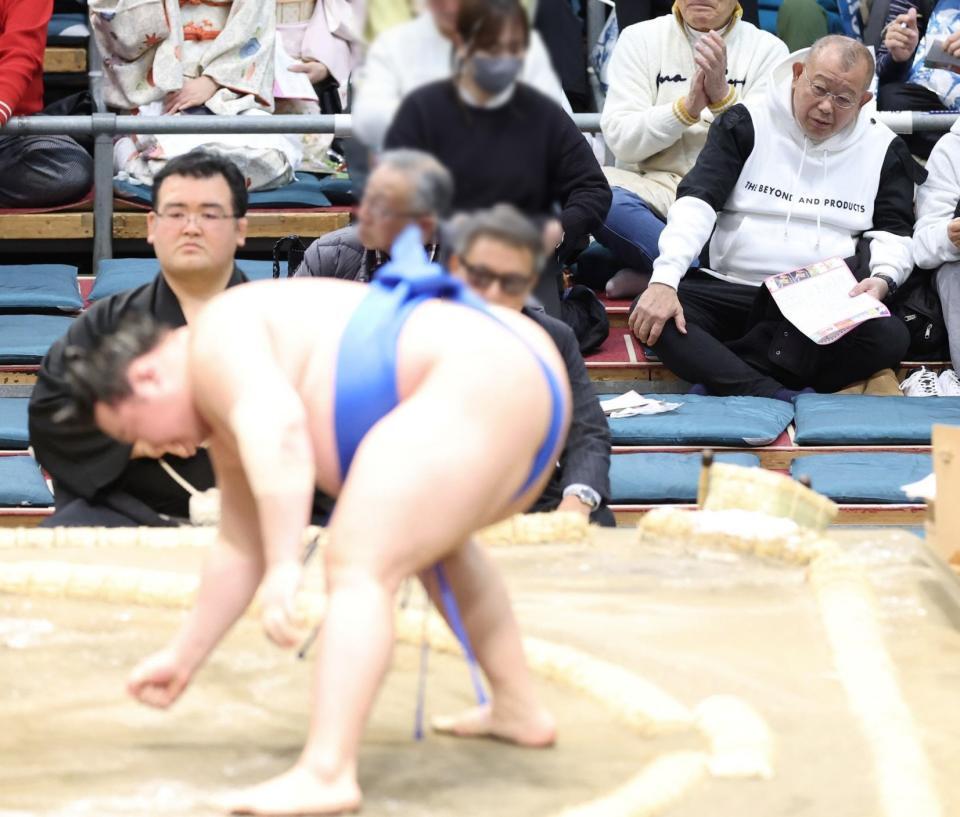 大相撲春場所９日目を観戦する笑福亭鶴瓶（白黒の服）。手前は出羽ノ龍に敗れた旭海雄（撮影・中田匡峻）