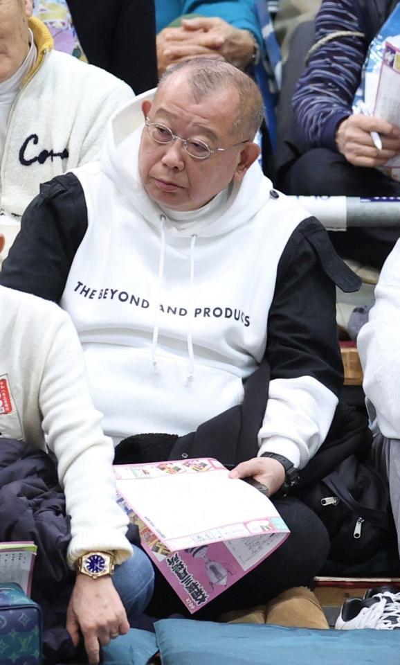 大相撲春場所９日目を観戦する笑福亭鶴瓶（中央）＝撮影・中田匡峻