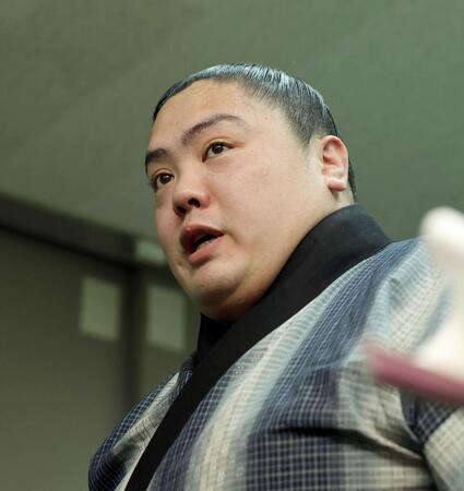 支度部屋で取材に応じる一山本（撮影・中田匡峻）　