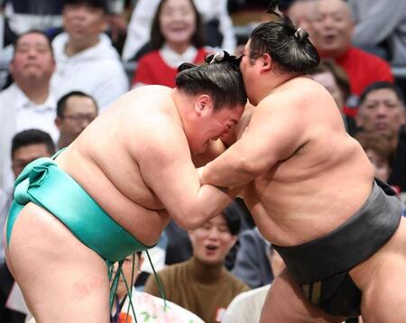 　伯乃富士（右）を攻める一山本