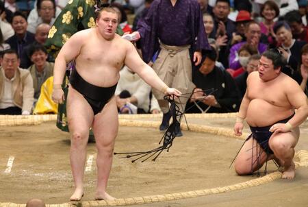 上手投げで平戸海（右）を下した安青錦（撮影・坂部計介）