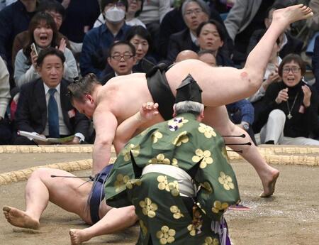 安青錦（上）が上手投げで平戸海を下す