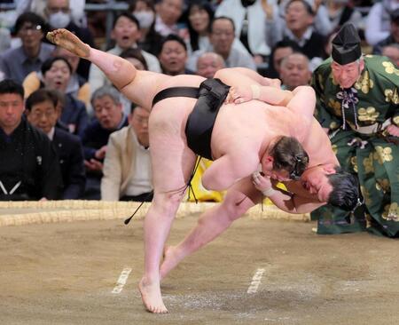 安青錦（左）が上手投げで平戸海を下す