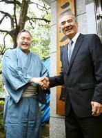 新十両昇進が決まり、師匠の二所ノ関親方（右）と握手＝１９年５月