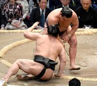 豊昇龍（右）が寄り倒しで若元春を下す