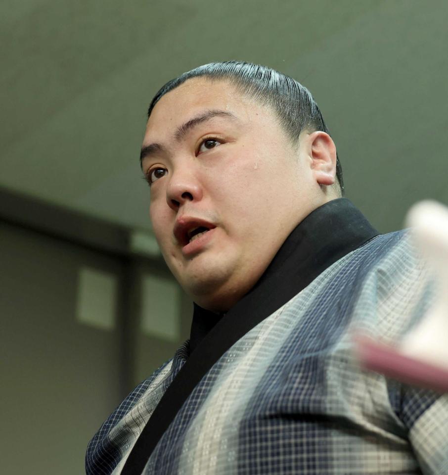 支度部屋で取材に応じる一山本（撮影・中田匡峻）　