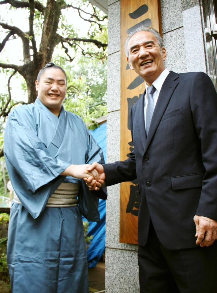 新十両昇進が決まり、師匠の二所ノ関親方（右）と握手＝１９年５月