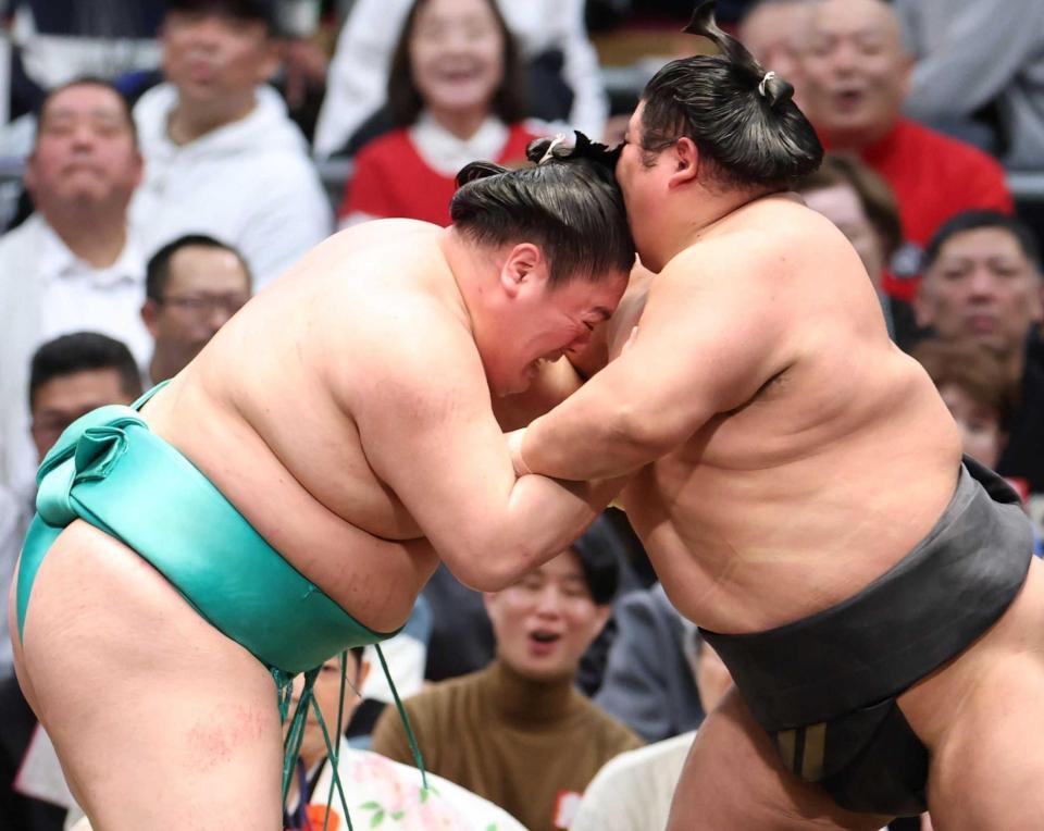 　伯乃富士（右）を攻める一山本