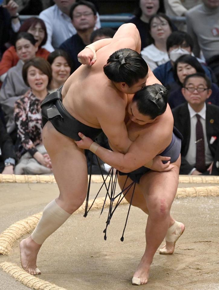 豊昇龍（右）が寄り倒しで若元春を下す