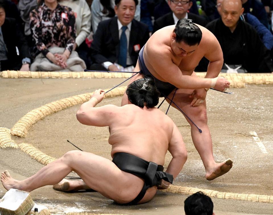 豊昇龍（右）が寄り倒しで若元春を下す
