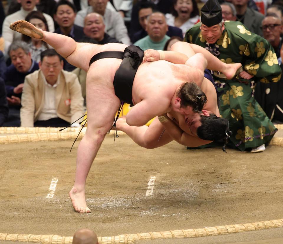 上手投げで平戸海を下した安青錦（撮影・坂部計介）